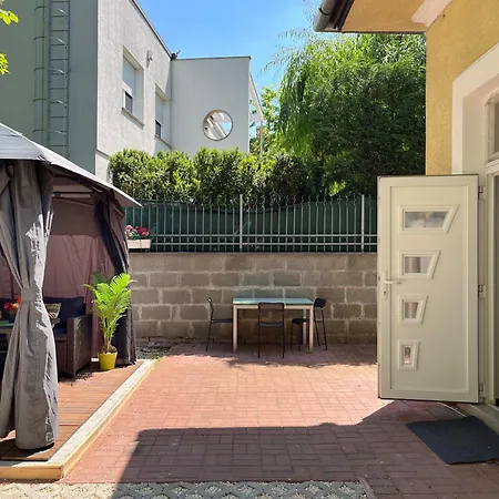 Brand New Garden Flat / Free Parking アパート *